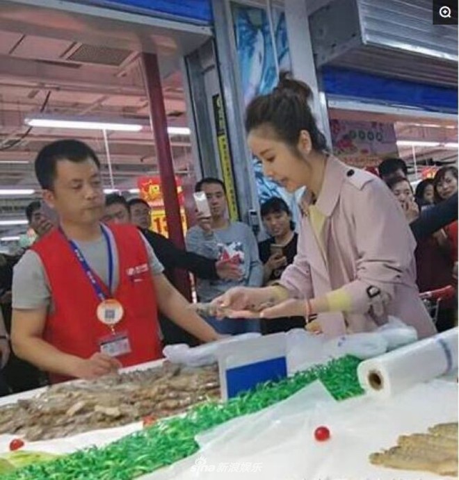 Lộ ảnh Lâm Tâm Như đi siêu thị một mình, bị chê không phải mẹ đảm vì lúng túng khi chọn đồ  - Ảnh 1.