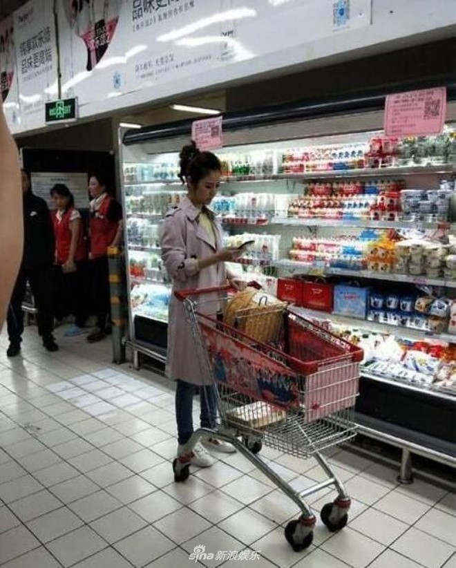 Lộ ảnh Lâm Tâm Như đi siêu thị một mình, bị chê không phải mẹ đảm vì lúng túng khi chọn đồ  - Ảnh 2.