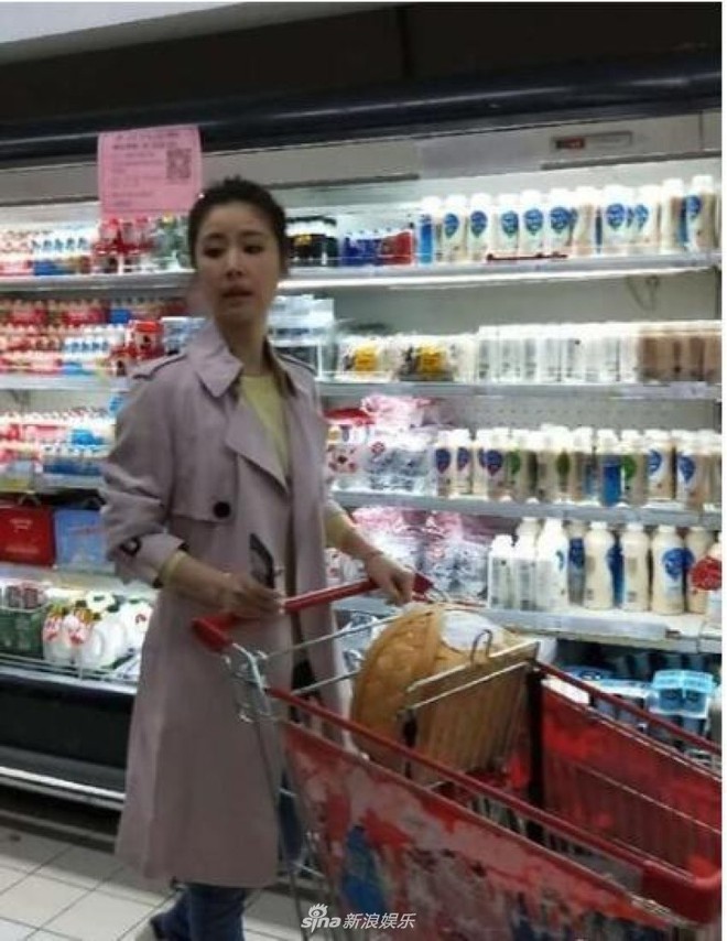 Lộ ảnh Lâm Tâm Như đi siêu thị một mình, bị chê không phải mẹ đảm vì lúng túng khi chọn đồ  - Ảnh 3.