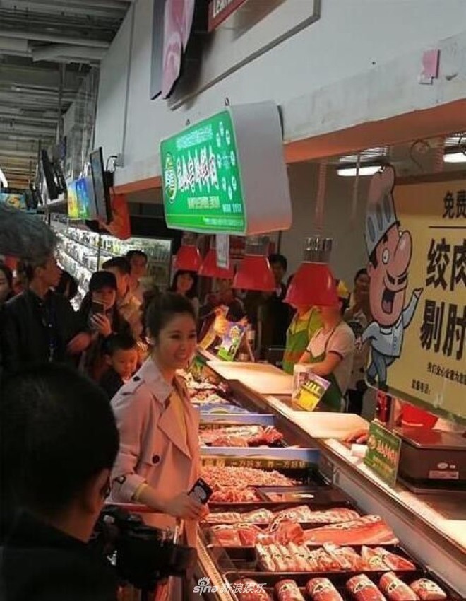 Lộ ảnh Lâm Tâm Như đi siêu thị một mình, bị chê không phải mẹ đảm vì lúng túng khi chọn đồ  - Ảnh 4.