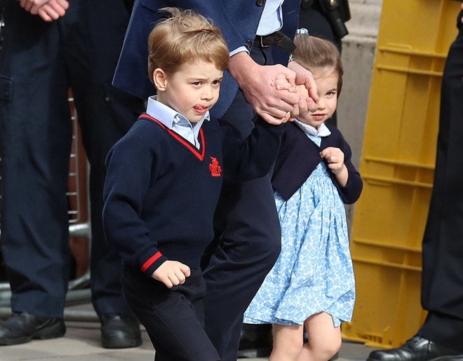 Tan chảy với hành động của Hoàng tử George dành cho em gái Charlotte khi vừa rời tay bố bước vào bệnh viện thăm em - Ảnh 4.