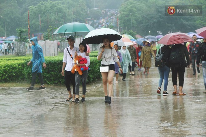 Nhiều bạn trẻ hồn nhiên mặc quần đùi, váy ngắn và tạo dáng phản cảm khi dự lễ Giỗ tổ Hùng Vương - Ảnh 4.