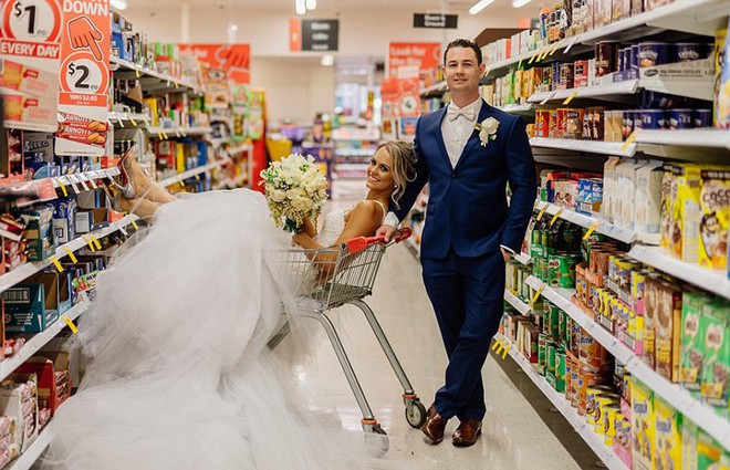 Cặp đôi vào tận siêu thị để chụp ảnh cưới, tưởng kỳ quái nhưng đằng sau đó là một câu chuyện tình tuyệt đẹp - Ảnh 1.