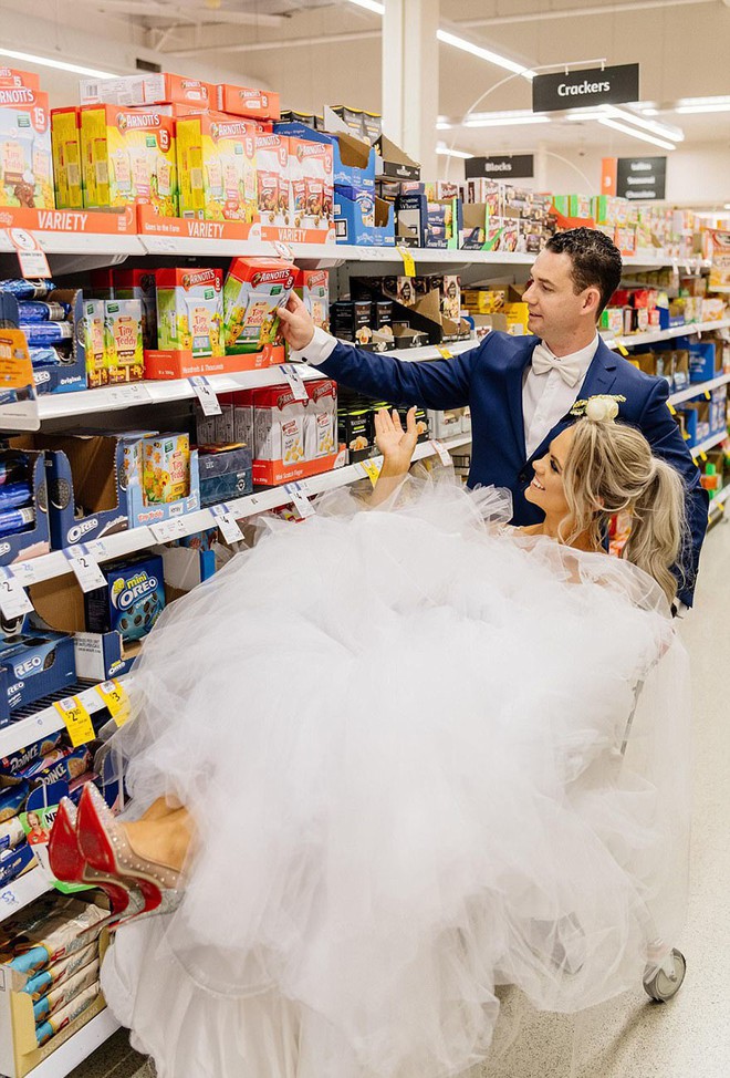 Cặp đôi vào tận siêu thị để chụp ảnh cưới, tưởng kỳ quái nhưng đằng sau đó là một câu chuyện tình tuyệt đẹp - Ảnh 2.