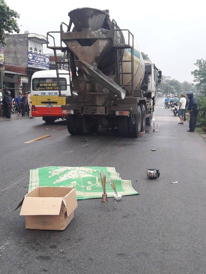 Hà Nội: 2 người đàn ông tử vong dưới xe bồn sau vụ va chạm - Ảnh 1.