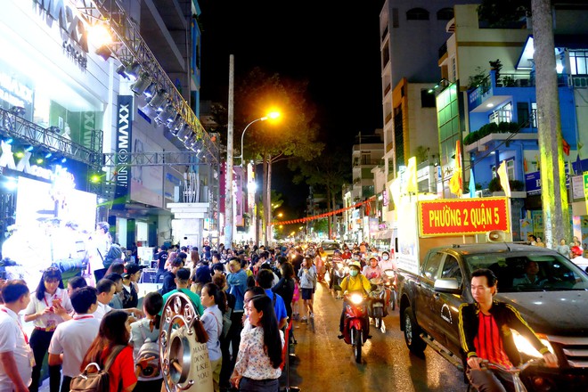 Sài Gòn đã có Phố thời trang ở Quận 5, thu hút giới trẻ và nhiều gia đình đến mua sắm - Ảnh 1.