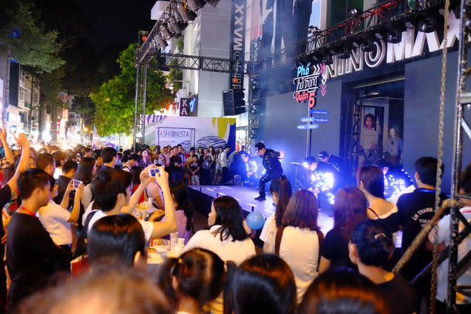 Sài Gòn đã có Phố thời trang ở Quận 5, thu hút giới trẻ và nhiều gia đình đến mua sắm - Ảnh 2.