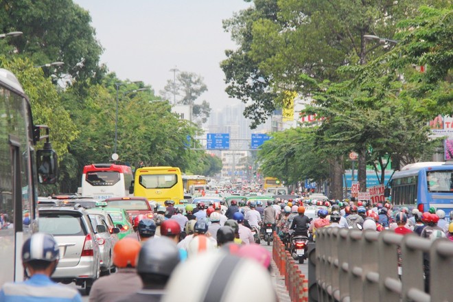 Kết thúc ngày làm việc cuối cùng trước kỳ nghỉ lễ 30/4, người Sài Gòn lỉnh kỉnh đồ đạc về quê khiến các tuyến đường ùn tắc - Ảnh 1.