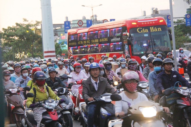 Kết thúc ngày làm việc cuối cùng trước kỳ nghỉ lễ 30/4, người Sài Gòn lỉnh kỉnh đồ đạc về quê khiến các tuyến đường ùn tắc - Ảnh 4.