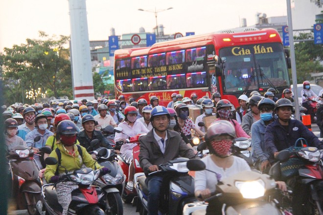 Kết thúc ngày làm việc cuối cùng trước kỳ nghỉ lễ 30/4, người Sài Gòn lỉnh kỉnh đồ đạc về quê khiến các tuyến đường ùn tắc - Ảnh 4. Kết thúc ngày làm việc cuối cùng trước kỳ nghỉ lễ 30/4, người Sài Gòn lỉnh kỉnh đồ đạc về quê khiến các tuyến đường ùn tắc - Ảnh 4.