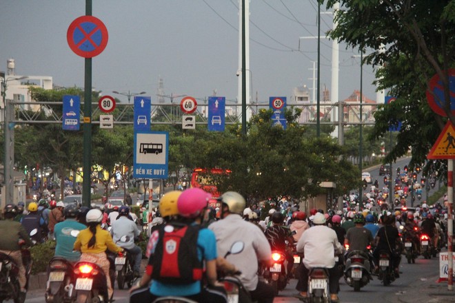 Kết thúc ngày làm việc cuối cùng trước kỳ nghỉ lễ 30/4, người Sài Gòn lỉnh kỉnh đồ đạc về quê khiến các tuyến đường ùn tắc - Ảnh 7.