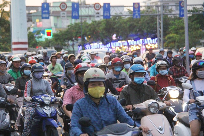 Kết thúc ngày làm việc cuối cùng trước kỳ nghỉ lễ 30/4, người Sài Gòn lỉnh kỉnh đồ đạc về quê khiến các tuyến đường ùn tắc - Ảnh 8. Kết thúc ngày làm việc cuối cùng trước kỳ nghỉ lễ 30/4, người Sài Gòn lỉnh kỉnh đồ đạc về quê khiến các tuyến đường ùn tắc - Ảnh 8.