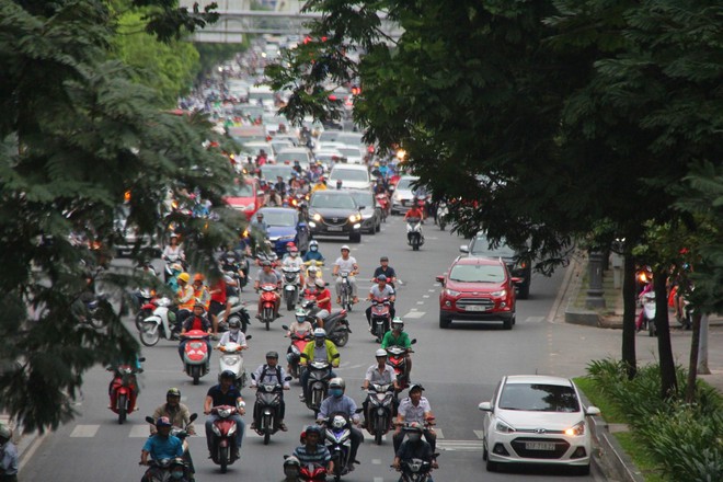 Kết thúc ngày làm việc cuối cùng trước kỳ nghỉ lễ 30/4, người Sài Gòn lỉnh kỉnh đồ đạc về quê khiến các tuyến đường ùn tắc - Ảnh 9.