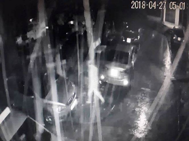 Truy lùng kẻ lạ mặt đâm thủng lốp gần 10 chiếc ô tô ở Hà Nội - Ảnh 3.