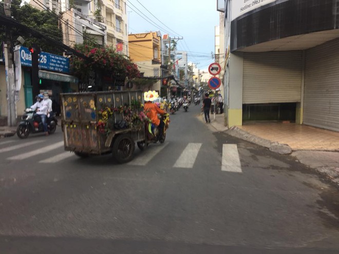 Khi là nhân viên vệ sinh môi trường rất yêu nghề và yêu đời, bạn sẽ biết cách biến xe rác thành xe hoa - Ảnh 2.