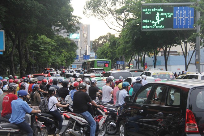 Kết thúc ngày làm việc cuối cùng trước kỳ nghỉ lễ 30/4, người Sài Gòn lỉnh kỉnh đồ đạc về quê khiến các tuyến đường ùn tắc - Ảnh 10.