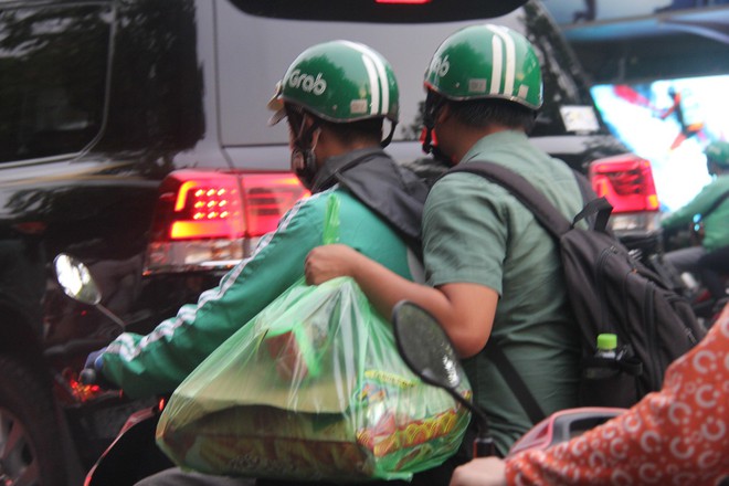 Kết thúc ngày làm việc cuối cùng trước kỳ nghỉ lễ 30/4, người Sài Gòn lỉnh kỉnh đồ đạc về quê khiến các tuyến đường ùn tắc - Ảnh 11. Kết thúc ngày làm việc cuối cùng trước kỳ nghỉ lễ 30/4, người Sài Gòn lỉnh kỉnh đồ đạc về quê khiến các tuyến đường ùn tắc - Ảnh 11.