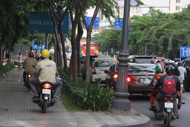 Kết thúc ngày làm việc cuối cùng trước kỳ nghỉ lễ 30/4, người Sài Gòn lỉnh kỉnh đồ đạc về quê khiến các tuyến đường ùn tắc - Ảnh 12.