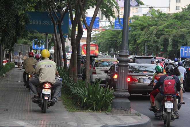 Kết thúc ngày làm việc cuối cùng trước kỳ nghỉ lễ 30/4, người Sài Gòn lỉnh kỉnh đồ đạc về quê khiến các tuyến đường ùn tắc - Ảnh 12. Kết thúc ngày làm việc cuối cùng trước kỳ nghỉ lễ 30/4, người Sài Gòn lỉnh kỉnh đồ đạc về quê khiến các tuyến đường ùn tắc - Ảnh 12.