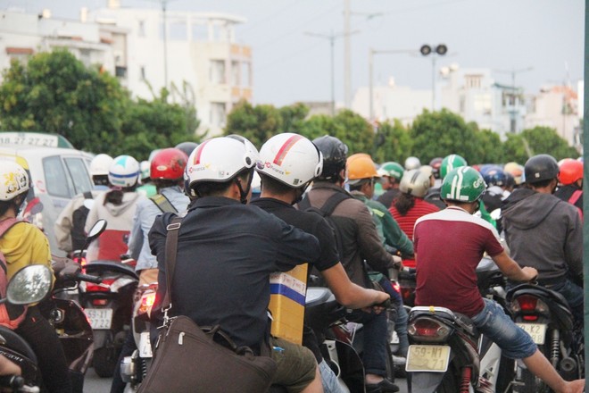 Kết thúc ngày làm việc cuối cùng trước kỳ nghỉ lễ 30/4, người Sài Gòn lỉnh kỉnh đồ đạc về quê khiến các tuyến đường ùn tắc - Ảnh 14. Kết thúc ngày làm việc cuối cùng trước kỳ nghỉ lễ 30/4, người Sài Gòn lỉnh kỉnh đồ đạc về quê khiến các tuyến đường ùn tắc - Ảnh 14.
