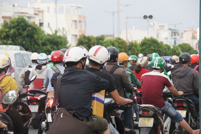 Kết thúc ngày làm việc cuối cùng trước kỳ nghỉ lễ 30/4, người Sài Gòn lỉnh kỉnh đồ đạc về quê khiến các tuyến đường ùn tắc - Ảnh 14.