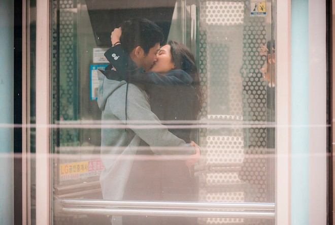 Đỏ mặt với cảnh hôn nồng cháy trong thang máy của cặp đôi Chị đẹp Son Ye Jin - Jung Hae In - Ảnh 1.