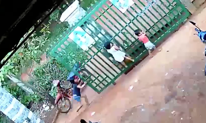 Hình ảnh 2 em bé bị cửa sắt đổ sập lên người khi đang đu bám chơi đùa được các bậc phụ huynh chia sẻ mạnh trên MXH - Ảnh 2. Hình ảnh 2 em bé bị cửa sắt đổ sập lên người khi đang đu bám chơi đùa được các bậc phụ huynh chia sẻ mạnh trên MXH - Ảnh 2.