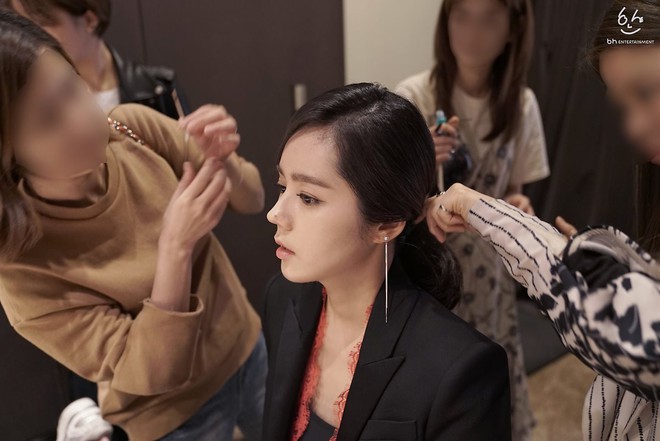 Lộ ảnh hậu trường sự kiện trở lại gây sốt của mỹ nhân Han Ga In: Ngồi yên trang điểm cũng đẹp như poster phim - Ảnh 2.