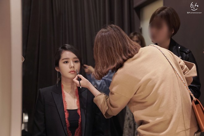Lộ ảnh hậu trường sự kiện trở lại gây sốt của mỹ nhân Han Ga In: Ngồi yên trang điểm cũng đẹp như poster phim - Ảnh 3.