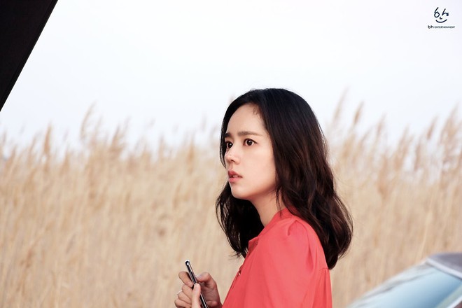 Lộ ảnh hậu trường sự kiện trở lại gây sốt của mỹ nhân Han Ga In: Ngồi yên trang điểm cũng đẹp như poster phim - Ảnh 18.
