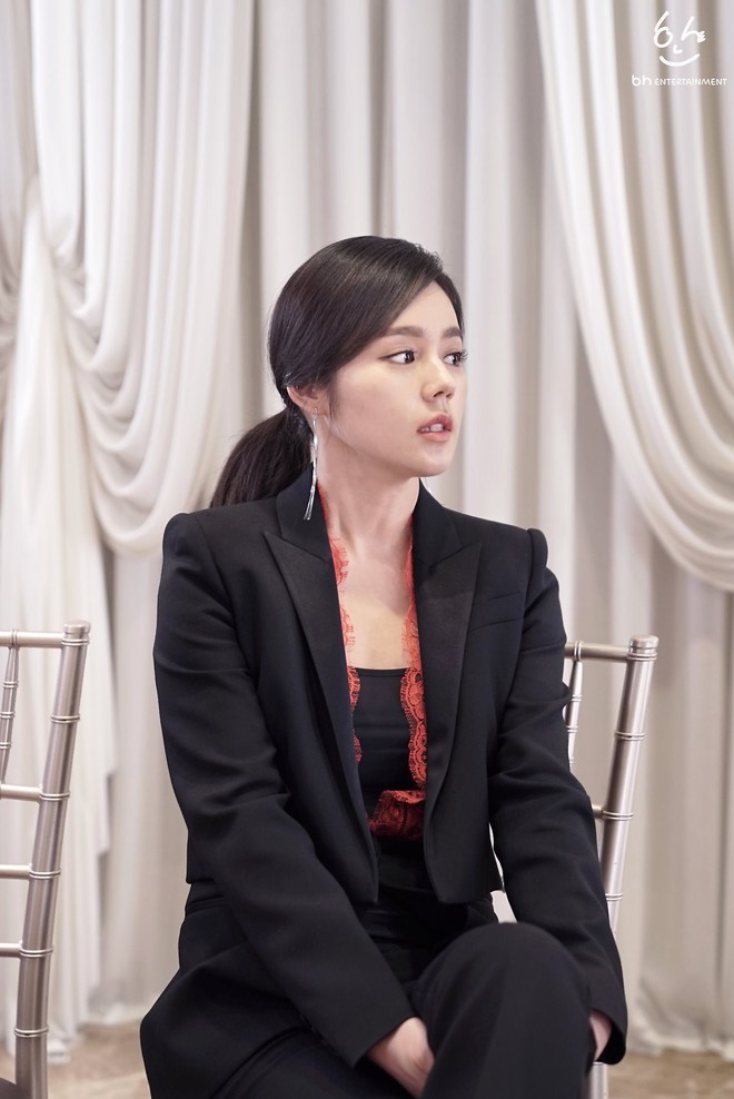 Lộ ảnh hậu trường sự kiện trở lại gây sốt của mỹ nhân Han Ga In: Ngồi yên trang điểm cũng đẹp như poster phim - Ảnh 4.