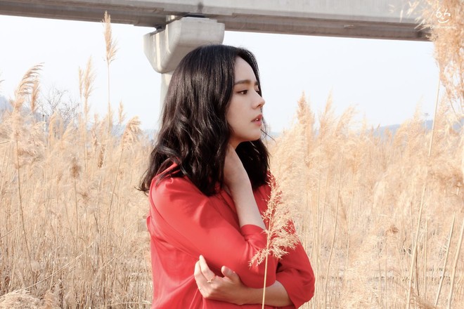 Lộ ảnh hậu trường sự kiện trở lại gây sốt của mỹ nhân Han Ga In: Ngồi yên trang điểm cũng đẹp như poster phim - Ảnh 9.
