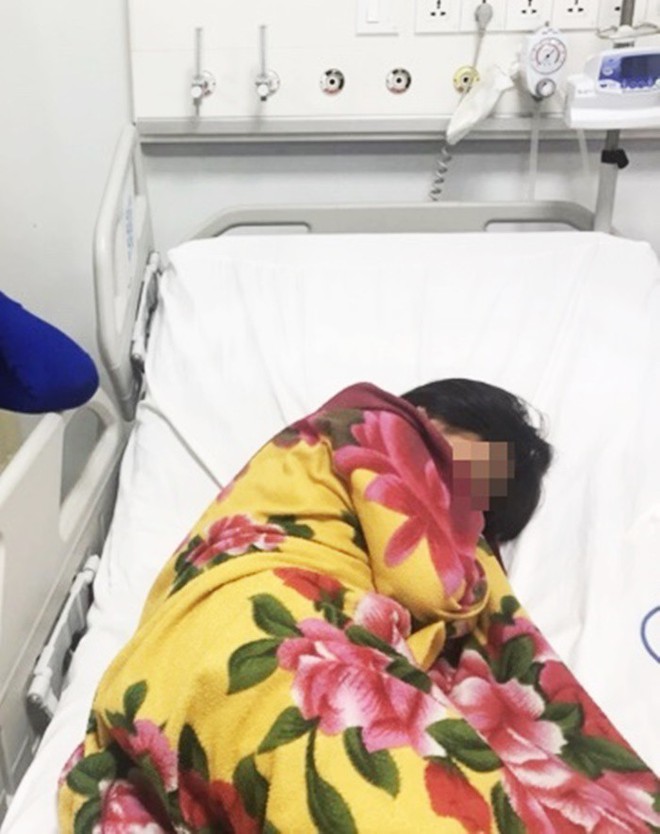 Ngủ trong mùng, bé gái 11 tuổi ở TP.HCM bị con rết dài 30 cm chui vào cắn trọng thương - Ảnh 2.