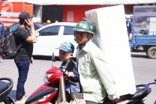 Người dân vật vã trong cái nắng 37 độ, trẻ em mệt nhoài trong tay mẹ trên đường về miền Tây nghỉ lễ - Ảnh 12.