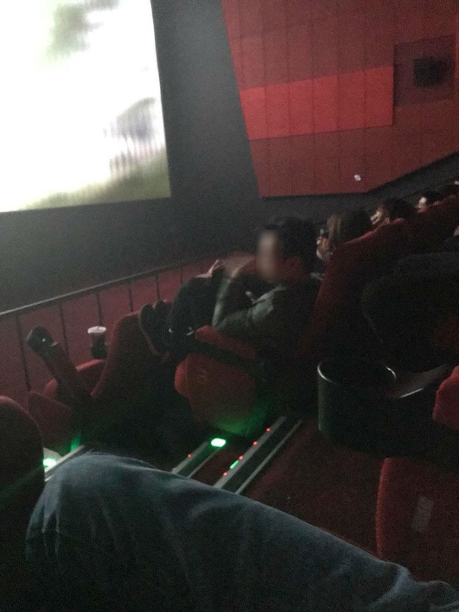 Hình ảnh phản cảm: Thanh niên gác chân lên ghế, thản nhiên gào thét, vỗ tay ầm ầm trong rạp chiếu phim - Ảnh 2.