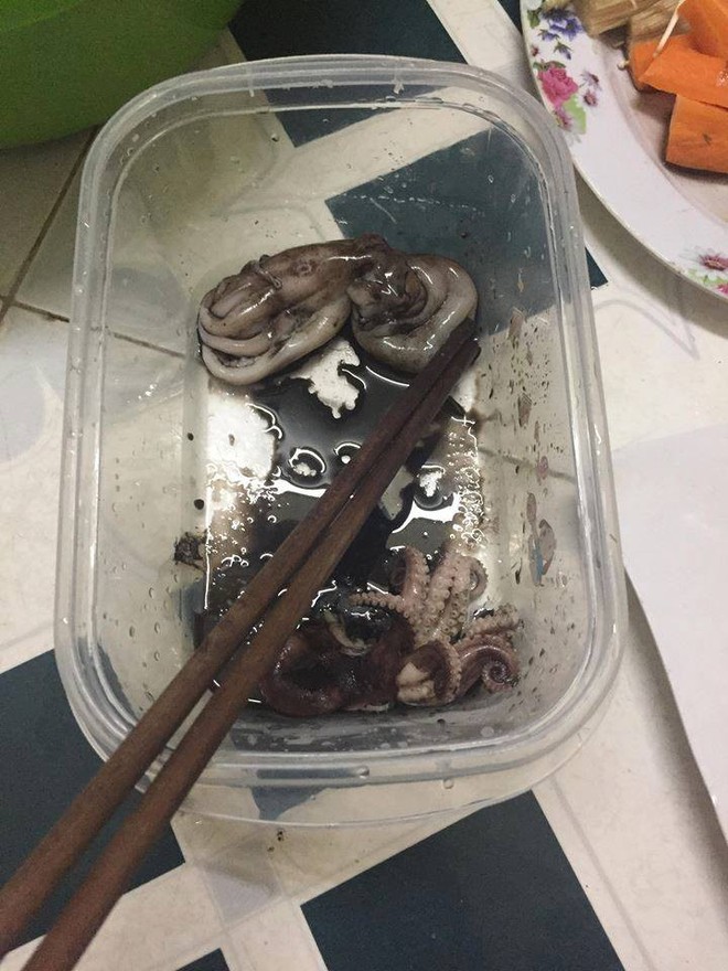 Than thở bạn g&aacute;i nấu nổi lẩu hải sản đen x&igrave;, anh ch&agrave;ng n&agrave;y c&ograve;n tiết lộ nguy&ecirc;n nh&acirc;n khiến d&acirc;n mạng ph&igrave; cười - Ảnh 2.