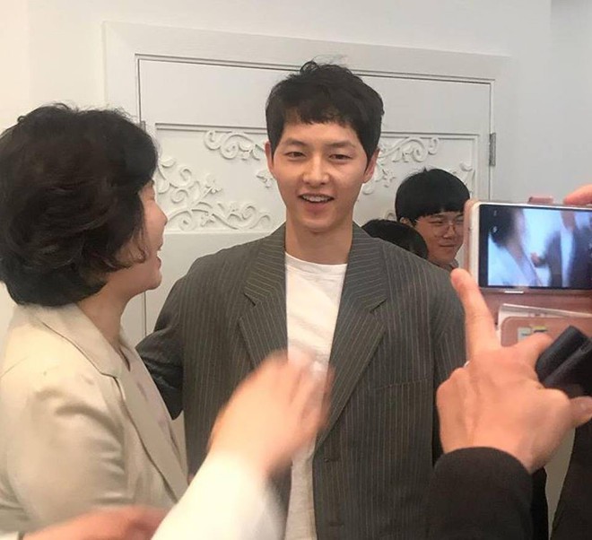 Song Joong Ki ăn diện bảnh bao, chạy show đám cưới mà không có Song Hye Kyo - Ảnh 3.