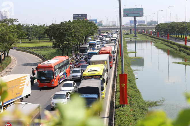 Người dân vật vã trong cái nắng 37 độ, trẻ em mệt nhoài trong tay mẹ trên đường về miền Tây nghỉ lễ - Ảnh 16.