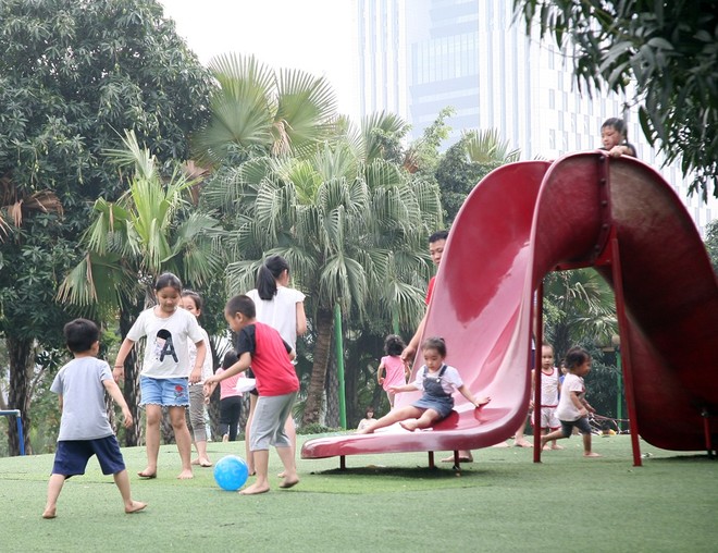 Hà Nội: Công viên, khu vui chơi vắng vẻ bất thường dịp nghỉ lễ 30/4 - 1/5 - Ảnh 14.