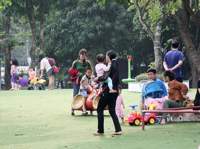 Hà Nội: Công viên, khu vui chơi vắng vẻ bất thường dịp nghỉ lễ 30/4 - 1/5 - Ảnh 17.