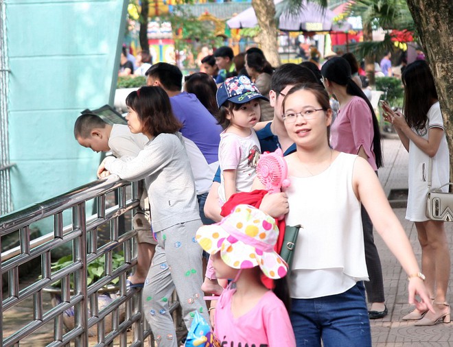 Hà Nội: Công viên, khu vui chơi vắng vẻ bất thường dịp nghỉ lễ 30/4 - 1/5 - Ảnh 4.