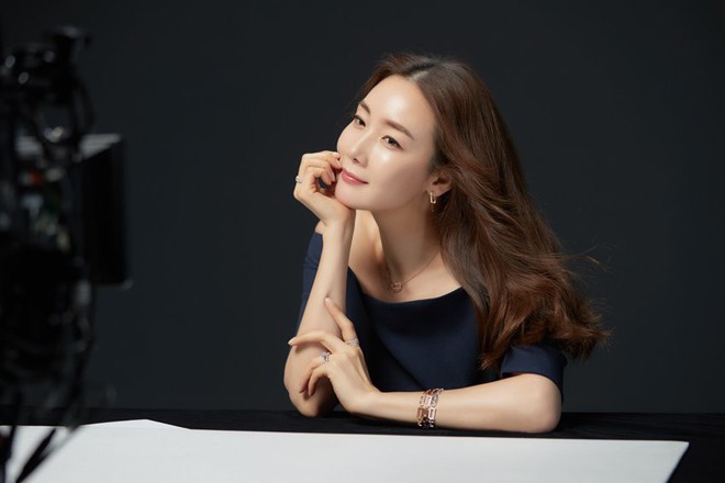 YG tung ảnh hậu trường quảng cáo của Choi Ji Woo ngay sau cưới: Dù đã U50, chị đẹp vẫn quá xuất sắc - Ảnh 17.