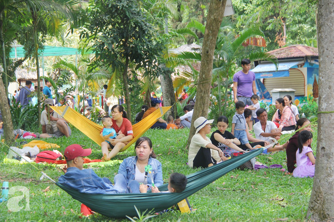 Nghỉ lễ, hàng vạn người đổ về Thảo Cầm Viên, đem theo cả chiếu gối để ngủ khiến nơi đây vỡ trận, chen nhau ngạt thở - Ảnh 6. Nghỉ lễ, hàng vạn người đổ về Thảo Cầm Viên, đem theo cả chiếu gối để ngủ khiến nơi đây vỡ trận, chen nhau ngạt thở - Ảnh 6.
