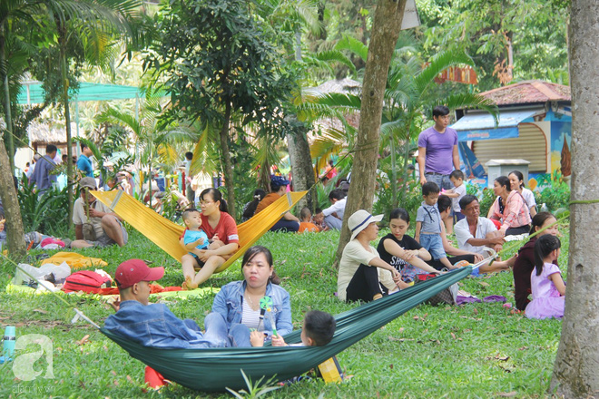 Nghỉ lễ, hàng vạn người đổ về Thảo Cầm Viên, đem theo cả chiếu gối để ngủ khiến nơi đây vỡ trận, chen nhau ngạt thở - Ảnh 6.