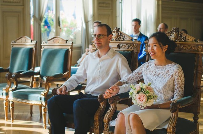 Đám cưới tối giản của cặp Việt - Pháp, chưa đến 20 khách mời, váy cưới mua online, mà ai cũng ngưỡng mộ ao ước - Ảnh 1.