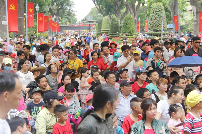 Nghỉ lễ, hàng vạn người đổ về Thảo Cầm Viên, đem theo cả chiếu gối để ngủ khiến nơi đây vỡ trận, chen nhau ngạt thở - Ảnh 2. Nghỉ lễ, hàng vạn người đổ về Thảo Cầm Viên, đem theo cả chiếu gối để ngủ khiến nơi đây vỡ trận, chen nhau ngạt thở - Ảnh 2.