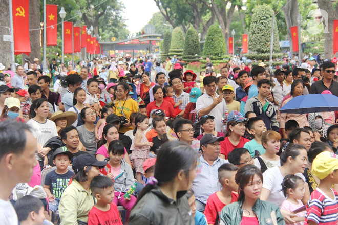 Nghỉ lễ, hàng vạn người đổ về Thảo Cầm Viên, đem theo cả chiếu gối để ngủ khiến nơi đây vỡ trận, chen nhau ngạt thở - Ảnh 2.