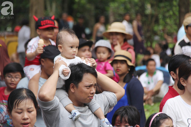 Nghỉ lễ, hàng vạn người đổ về Thảo Cầm Viên, đem theo cả chiếu gối để ngủ khiến nơi đây vỡ trận, chen nhau ngạt thở - Ảnh 15.