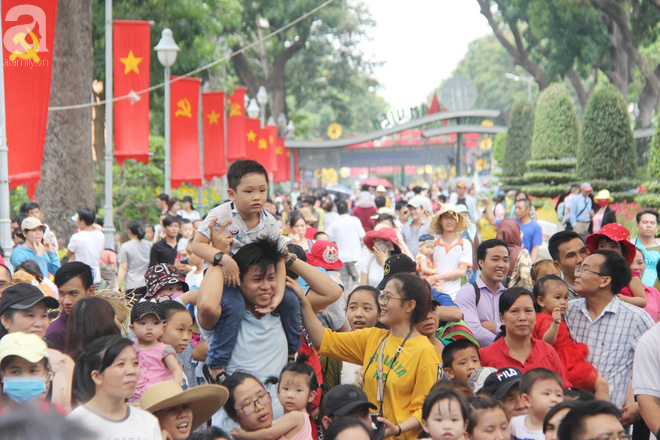Nghỉ lễ, hàng vạn người đổ về Thảo Cầm Viên, đem theo cả chiếu gối để ngủ khiến nơi đây vỡ trận, chen nhau ngạt thở - Ảnh 16. Nghỉ lễ, hàng vạn người đổ về Thảo Cầm Viên, đem theo cả chiếu gối để ngủ khiến nơi đây vỡ trận, chen nhau ngạt thở - Ảnh 16.