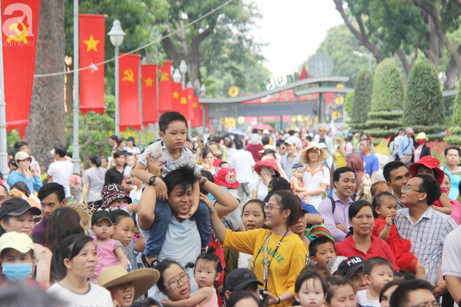 Nghỉ lễ, hàng vạn người đổ về Thảo Cầm Viên, đem theo cả chiếu gối để ngủ khiến nơi đây vỡ trận, chen nhau ngạt thở - Ảnh 16.